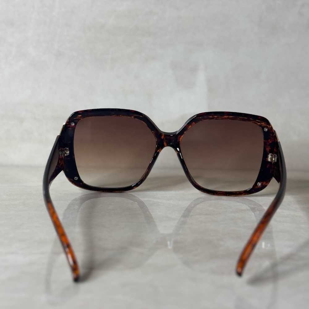 Tortoise Shell Women's Sunglasses - Picture 4 of 6